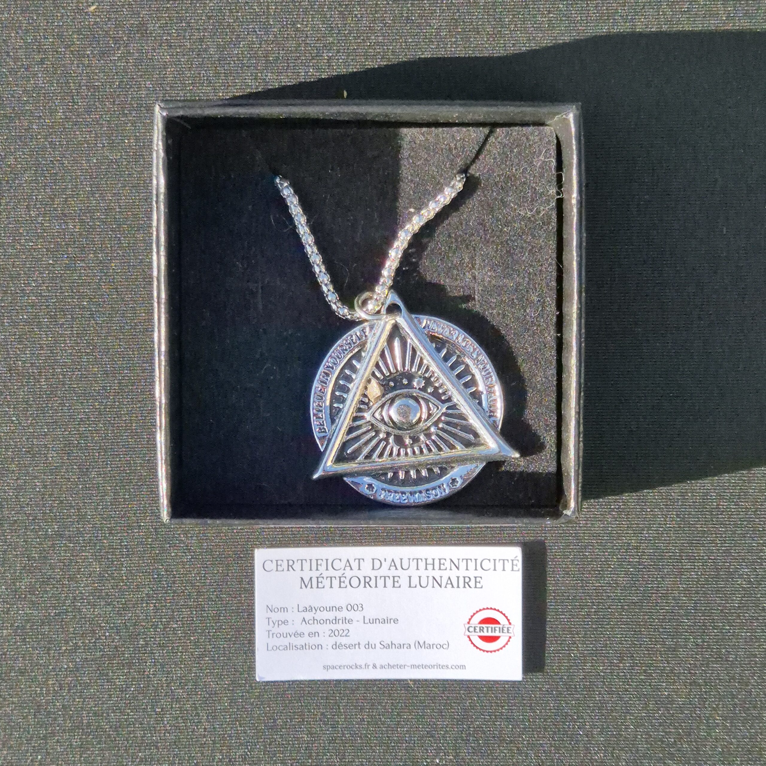 collier œil protecteur météorite lunaire