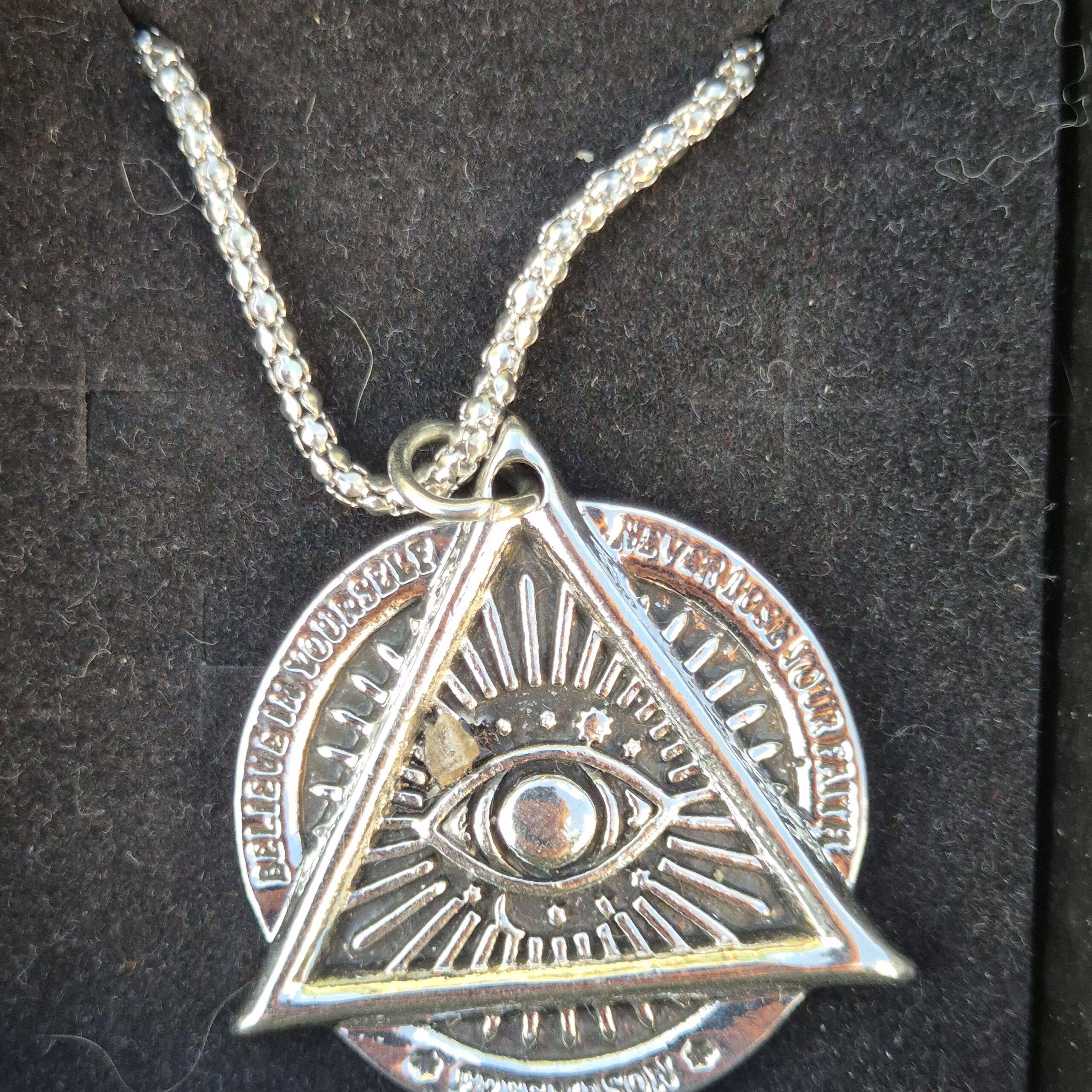 collier œil protecteur météorite lunaire
