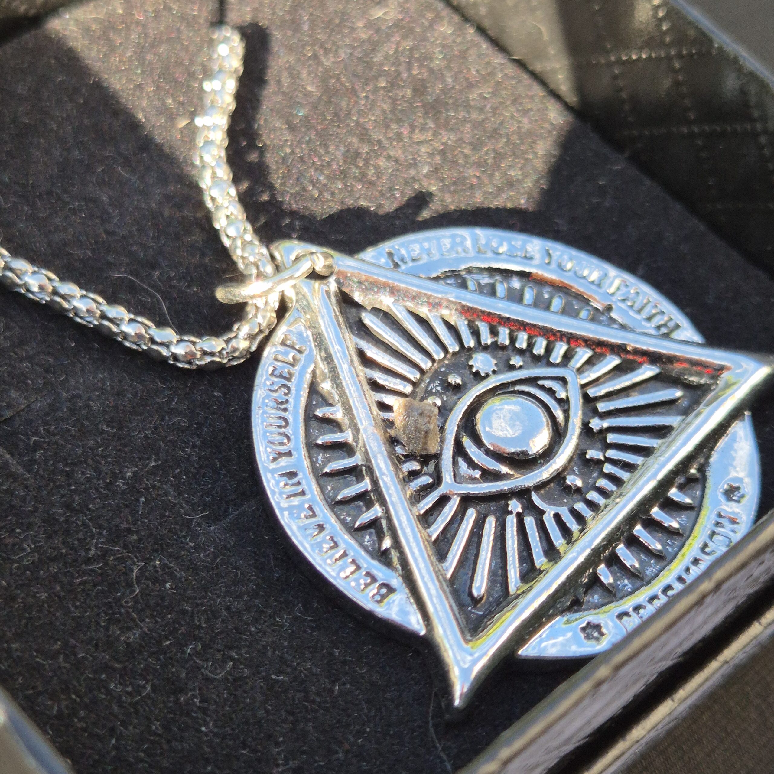 collier œil protecteur météorite lunaire