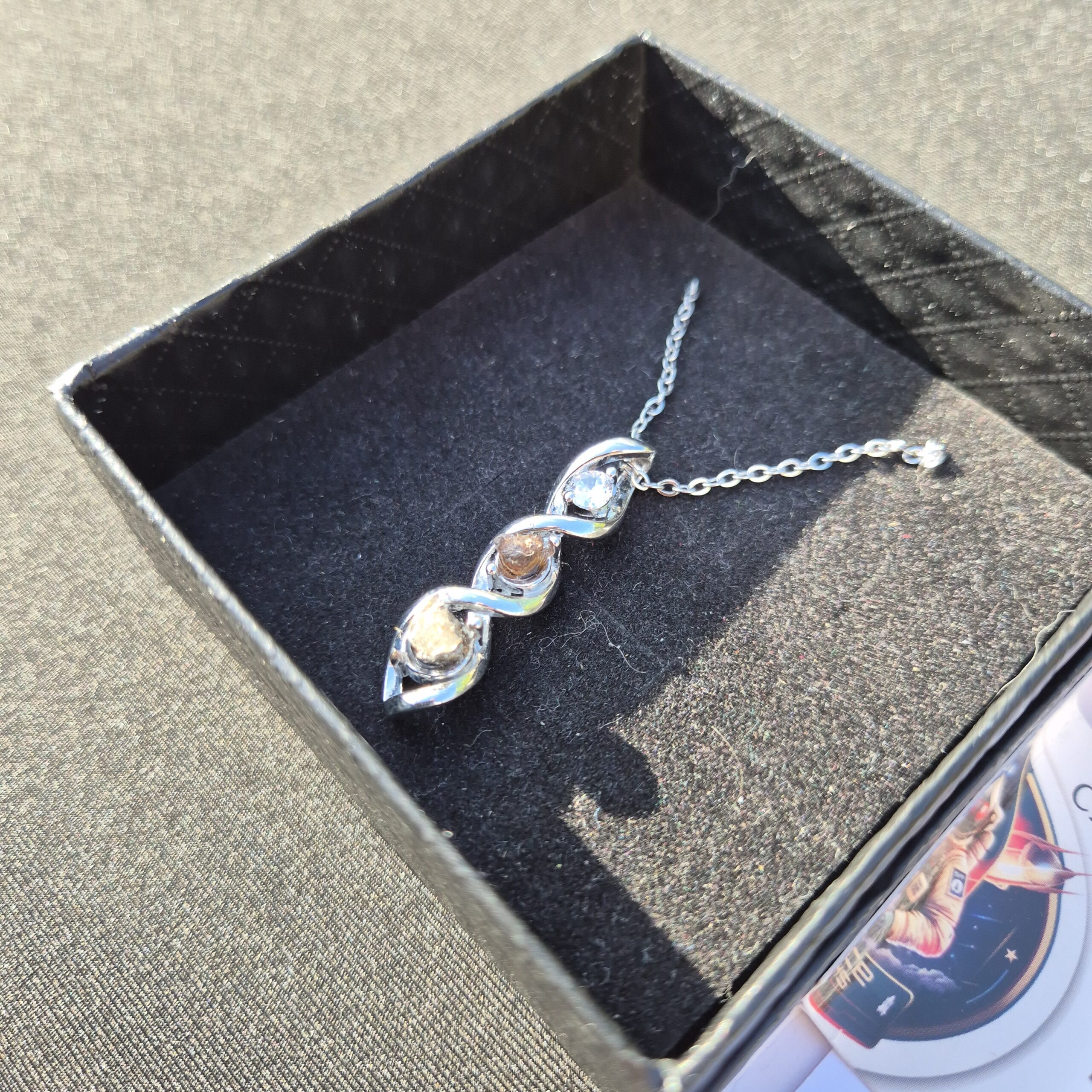 collier design météorite