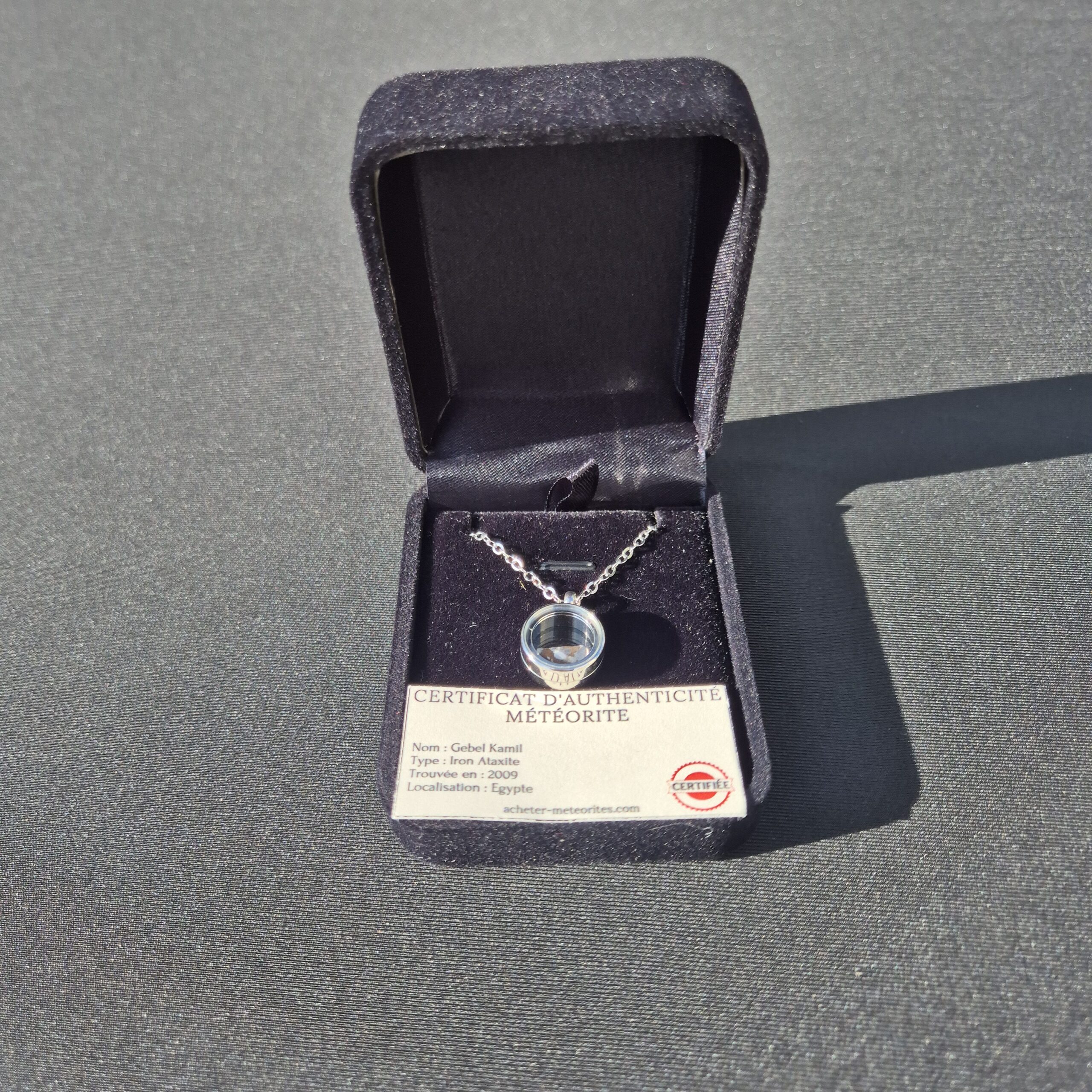 Pendentif capsule avec meteorite Gebel Kamil