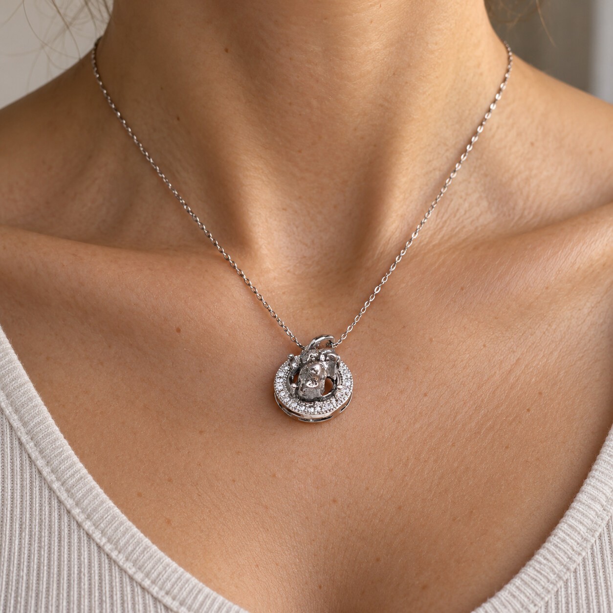 collier rond porté écrin à bijou