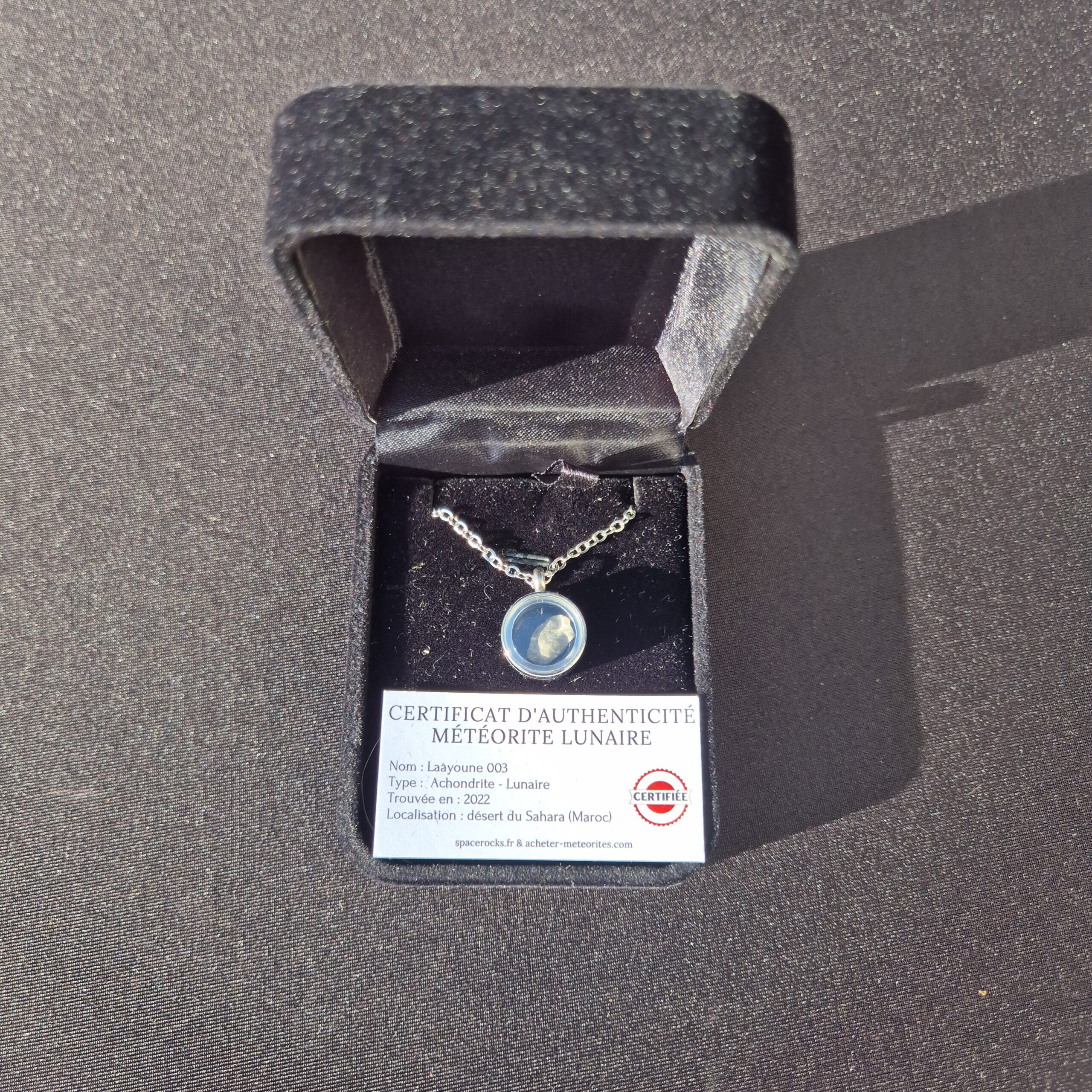 médaillon transparent meteorite lunaire