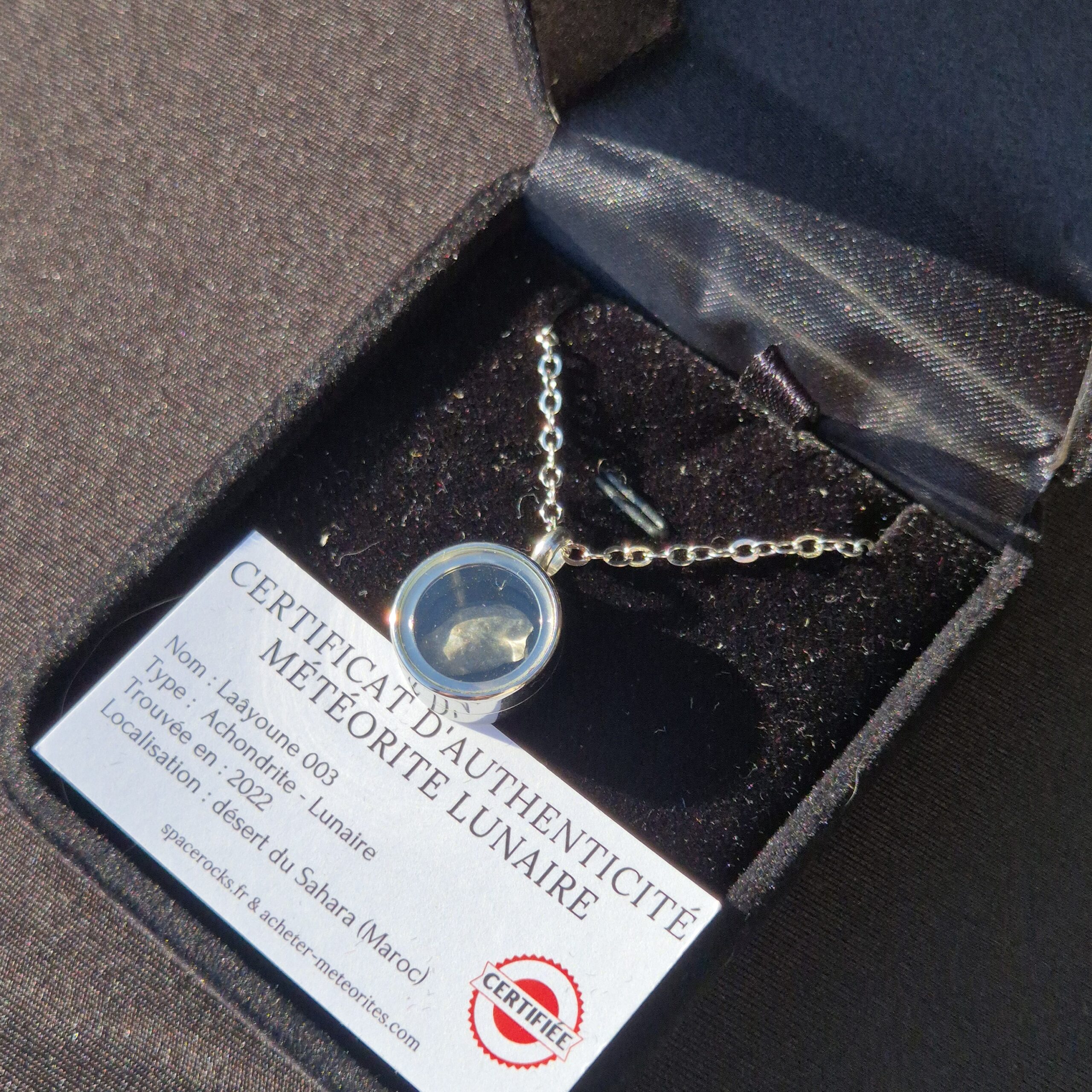 médaillon transparent meteorite lunaire