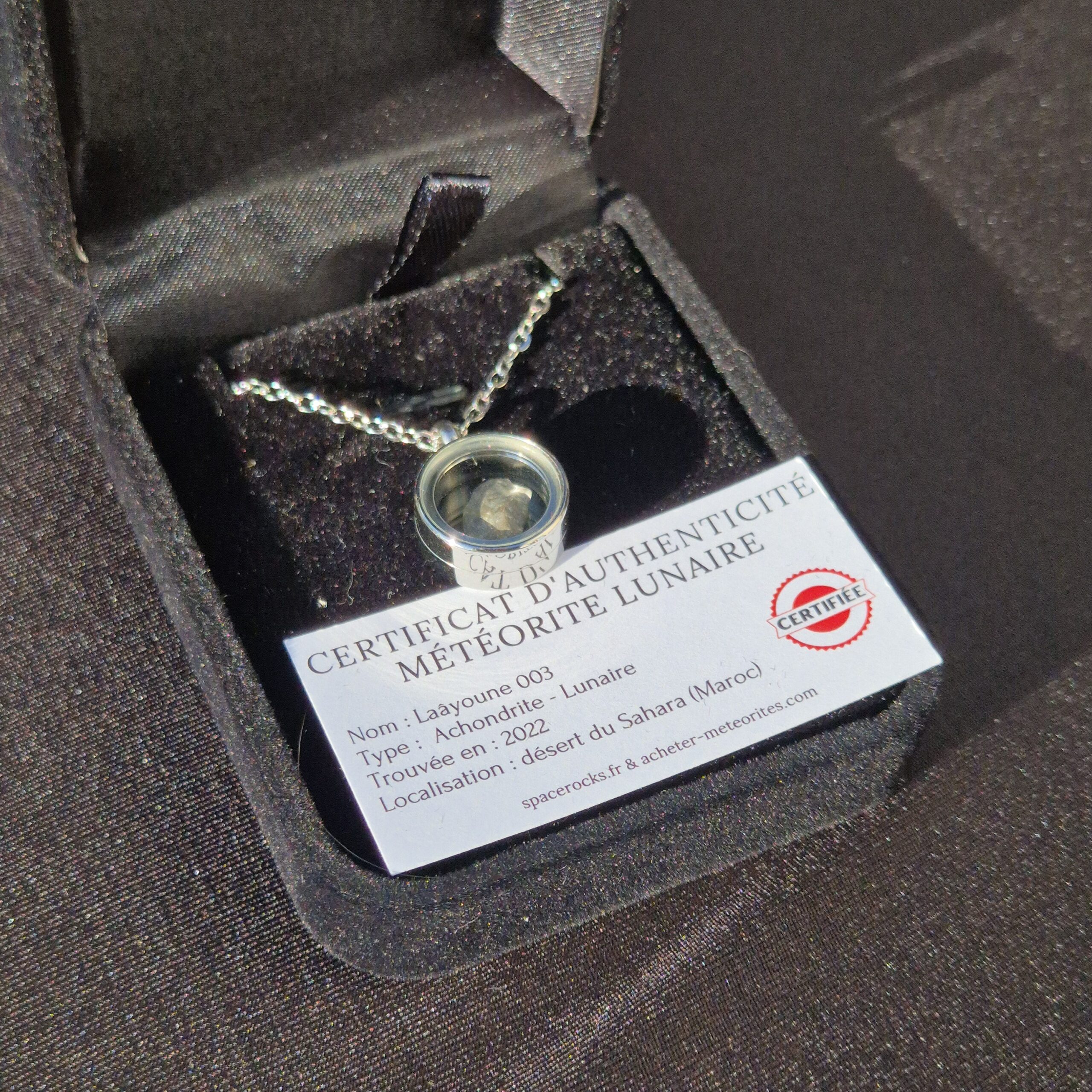 médaillon transparent meteorite lunaire