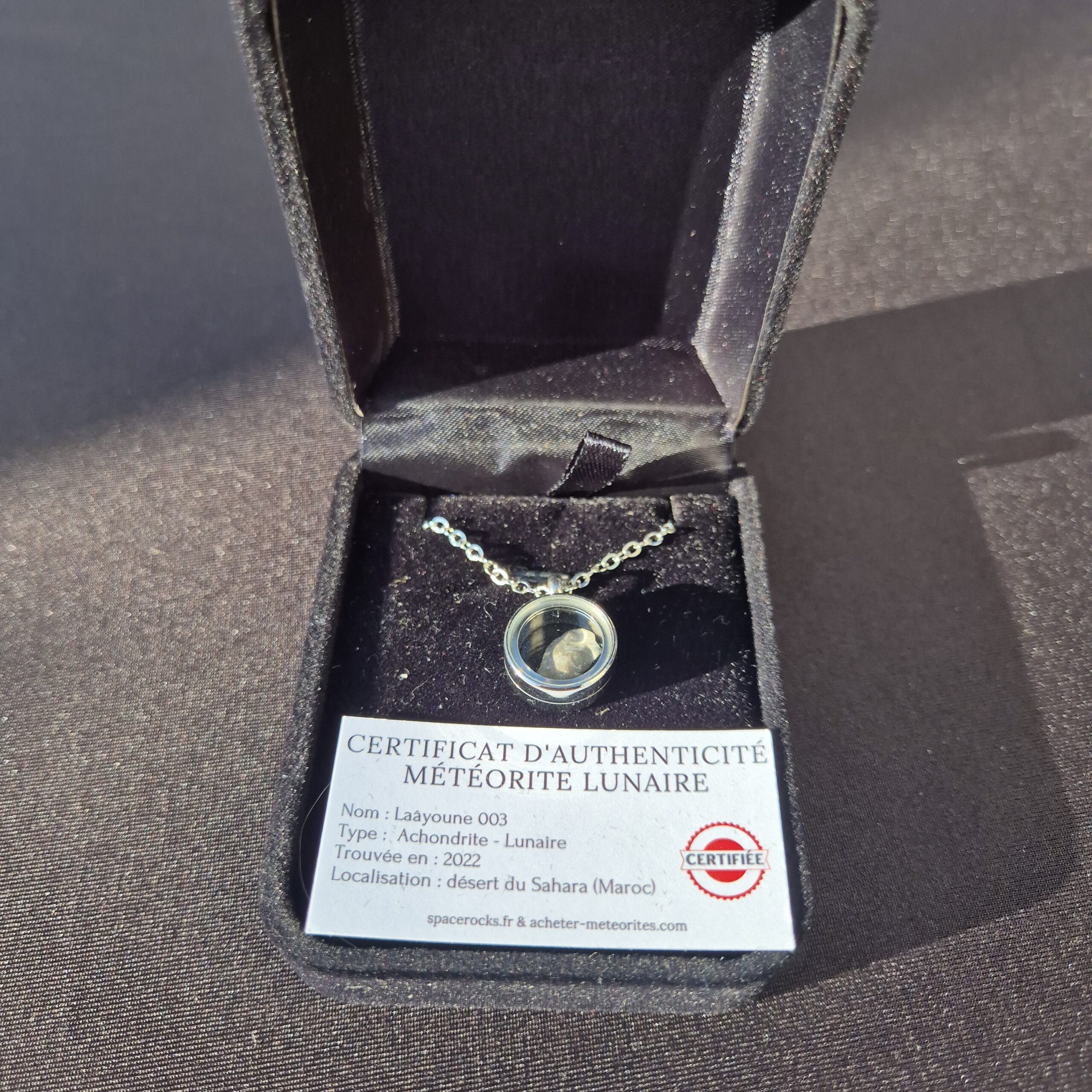 médaillon transparent meteorite lunaire