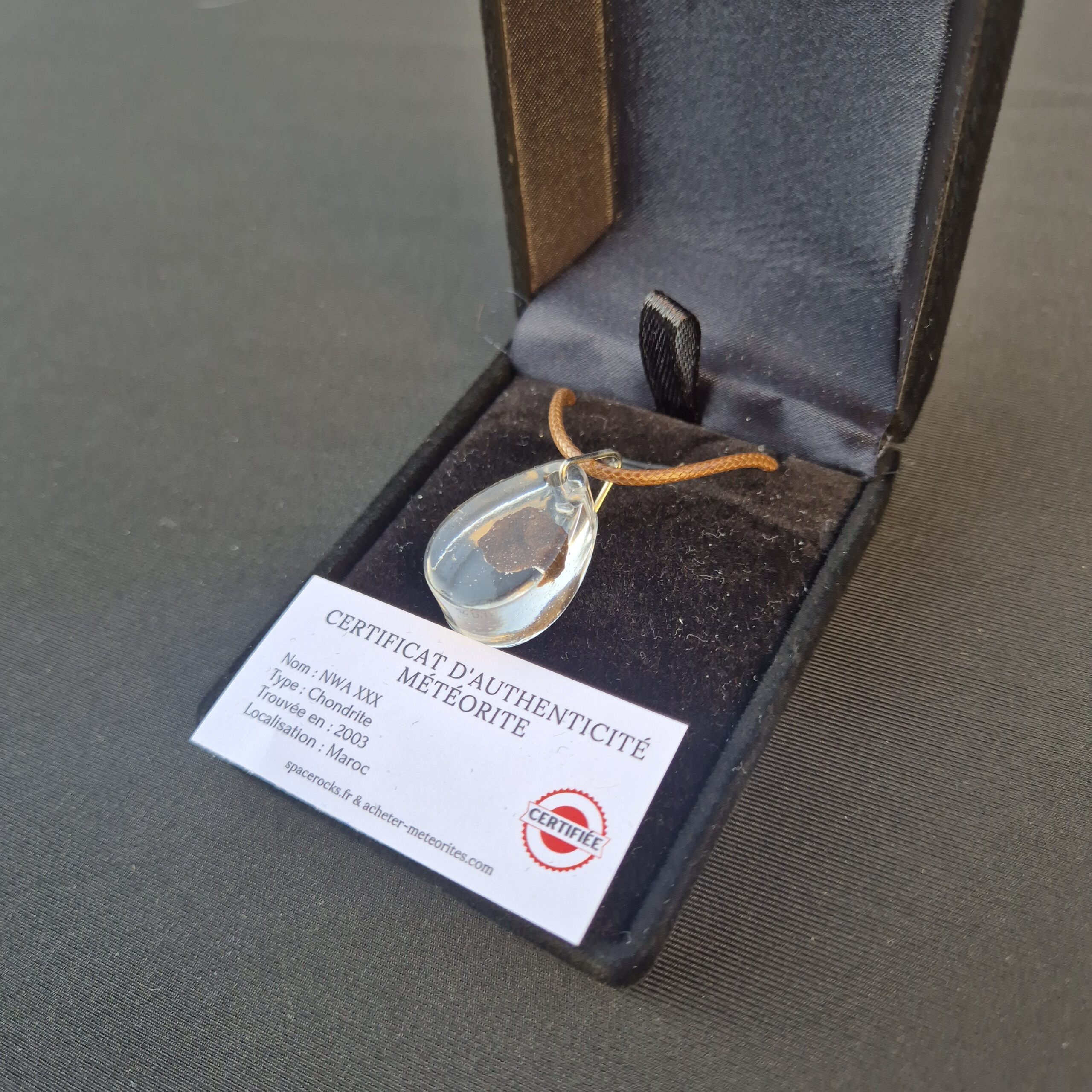 pendentif résine nwa xxx (1)