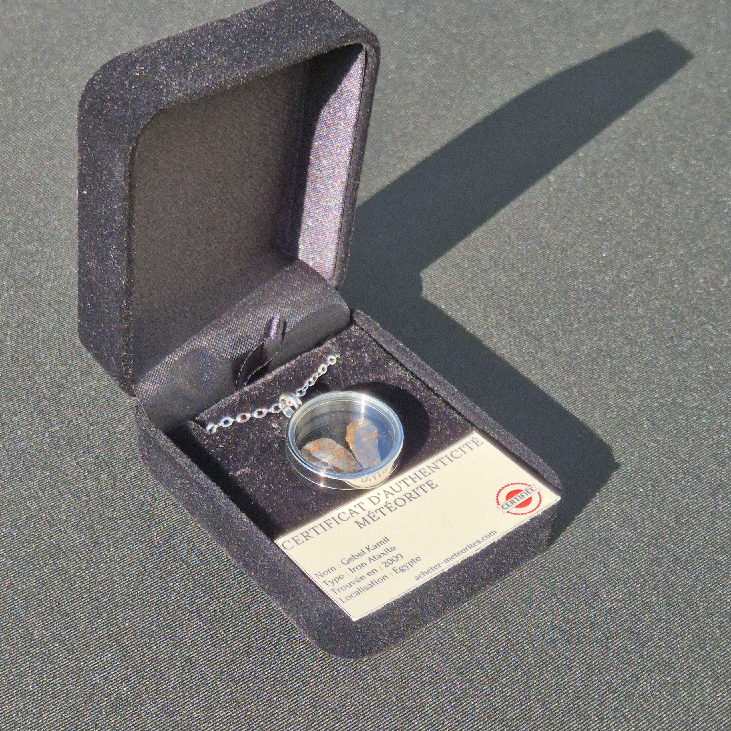 pendentif vitrine meteorite (3)