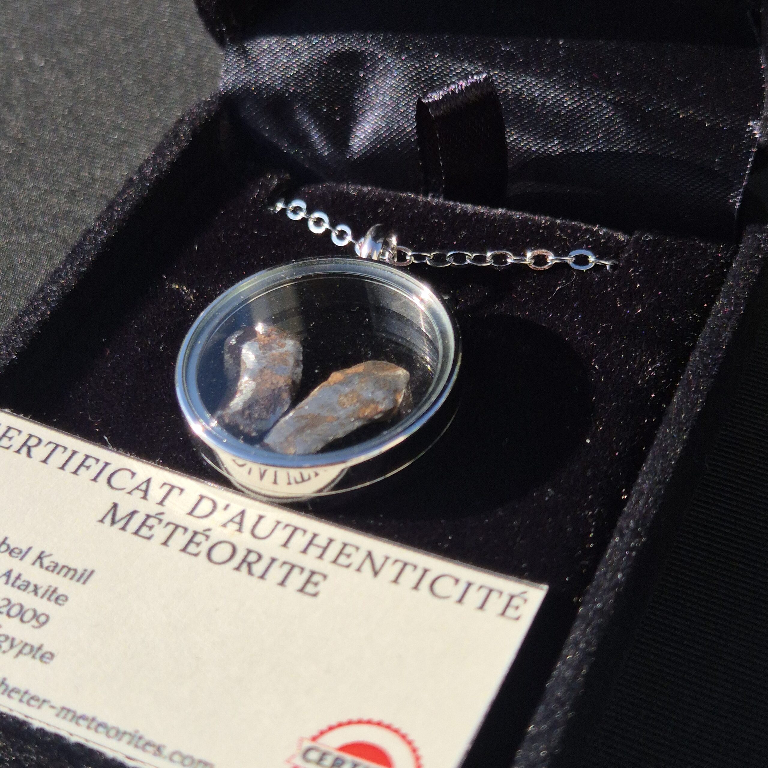 Pendentif vitrine avec deux météorites