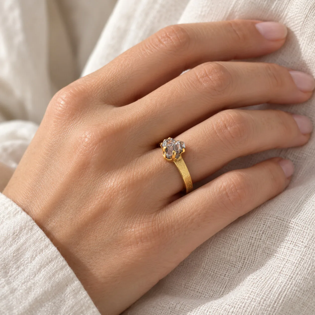 Bague dorée Campo del Cielo – serti haut, taille 19 – porté (mise en situation)