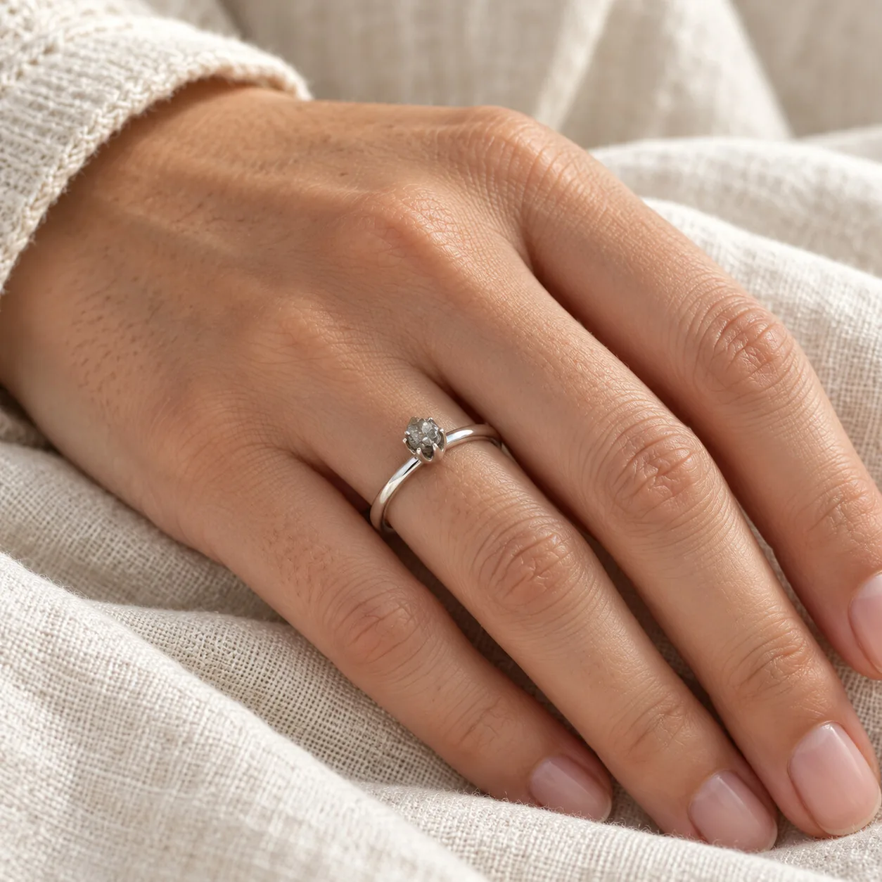 Bague fine argentée – solitaire Campo del Cielo, taille 16 – porté (mise en situation)
