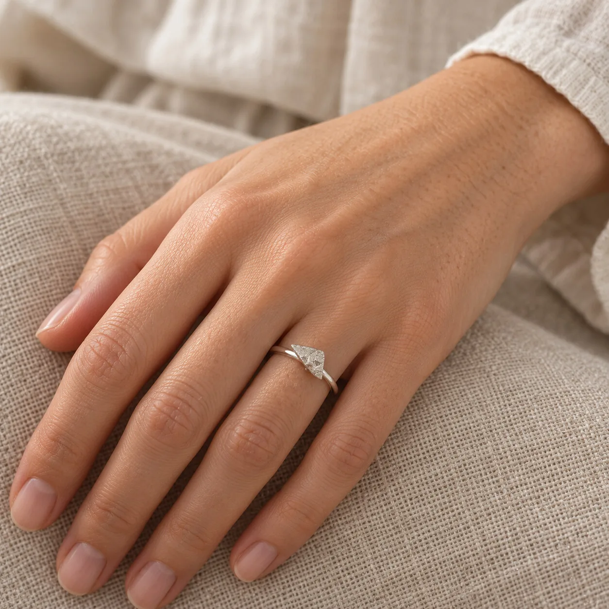 Bague fine argentée éclat triangulaire – météorite Aletai – porté (mise en situation)