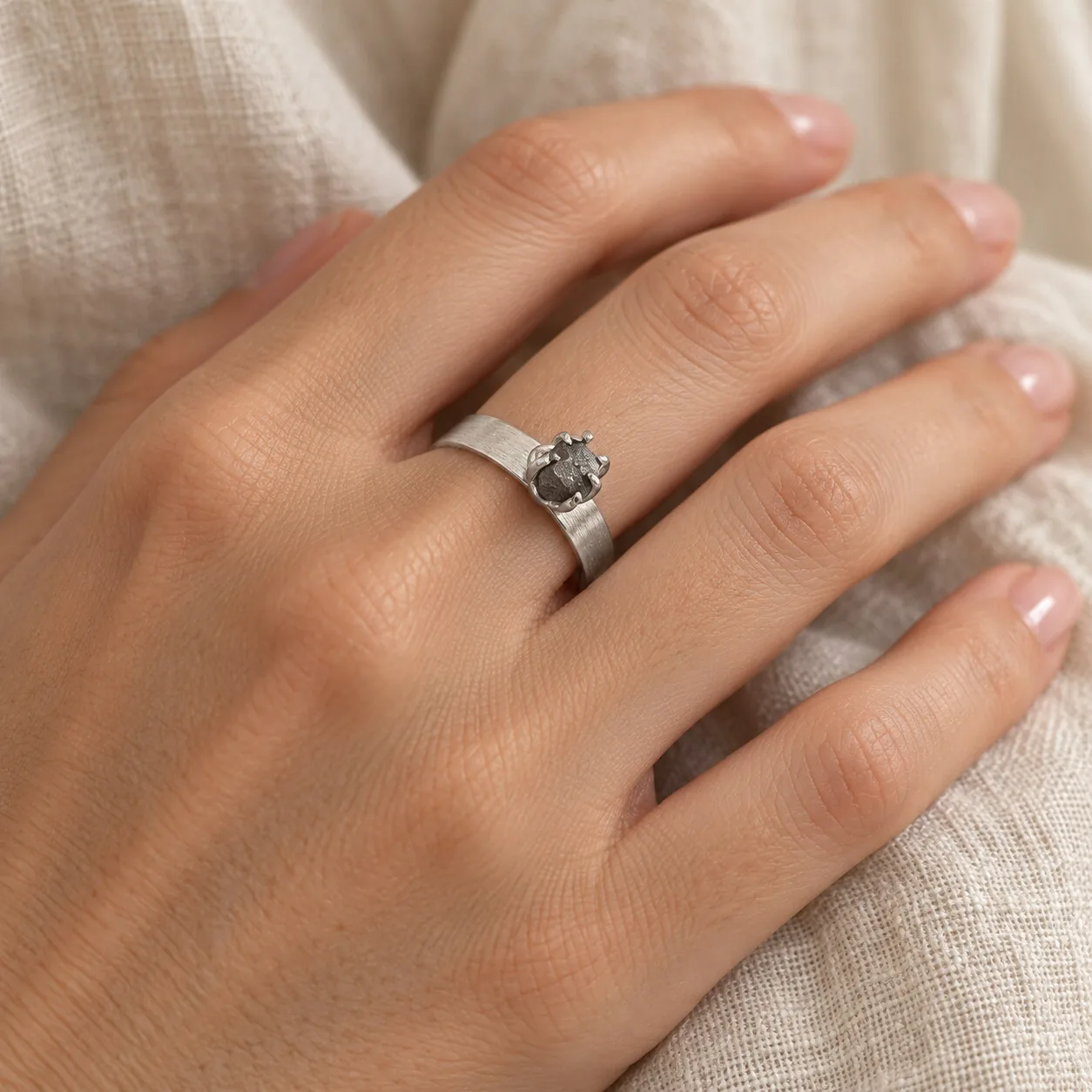Bague argentée sertie griffes – météorite Aletai, taille 19 – porté (mise en situation)