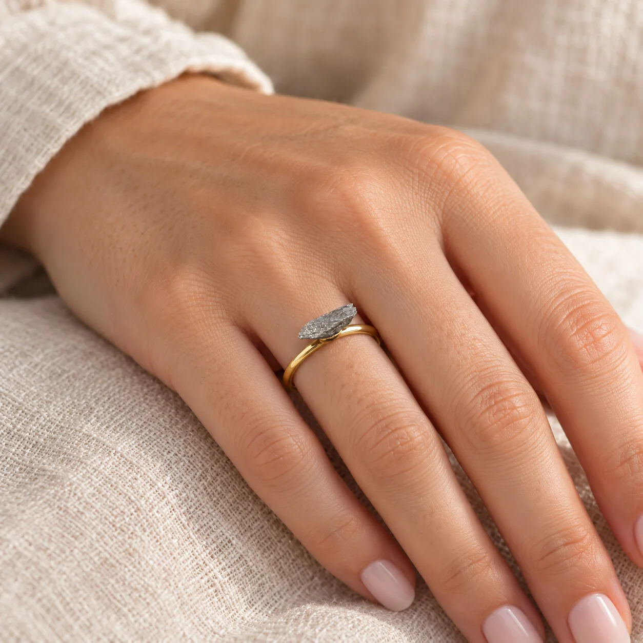 Bague dorée plaque ovale – météorite Aletai, taille 20 – porté (mise en situation)