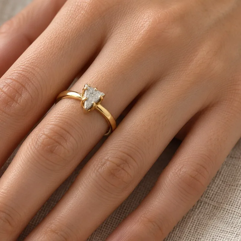 Bague solitaire dorée – météorite Aletai, taille 21 – porté (mise en situation)