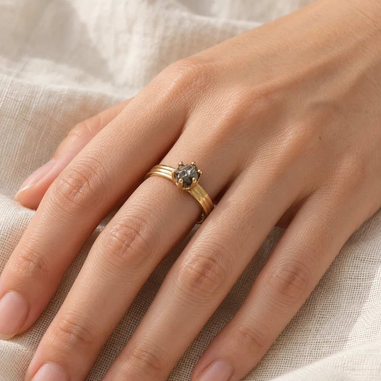 Bague solitaire dorée – Campo del Cielo, taille 18 – porté (mise en situation)