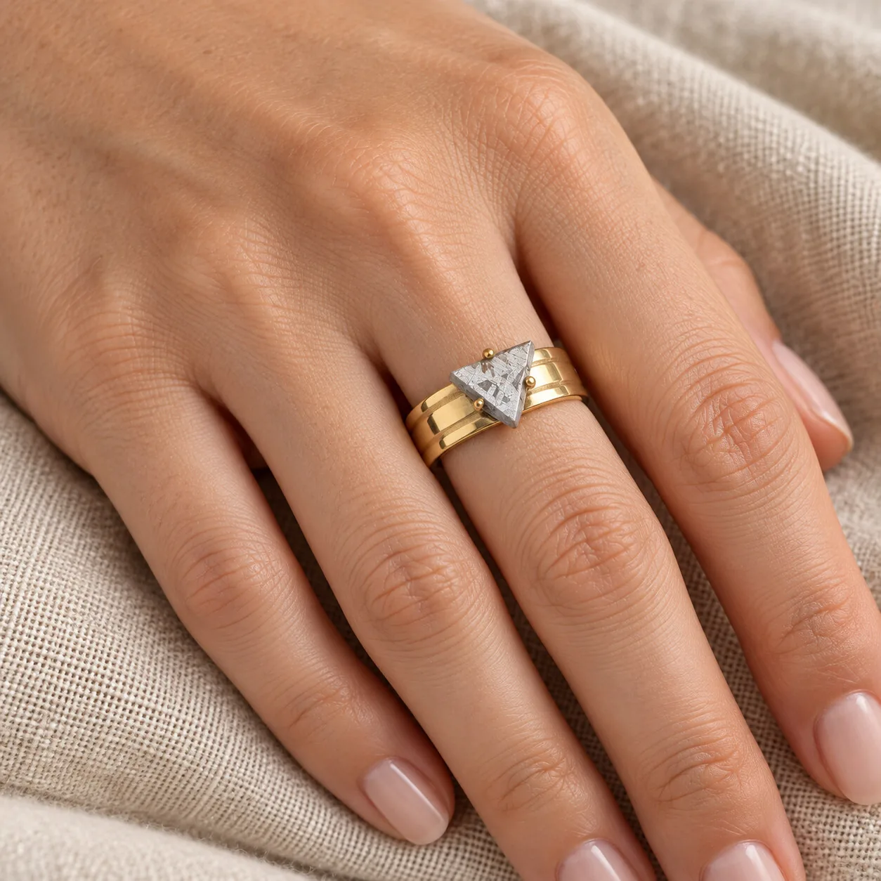 Bague dorée triangle de météorite Aletai – taille 17 – porté (mise en situation)