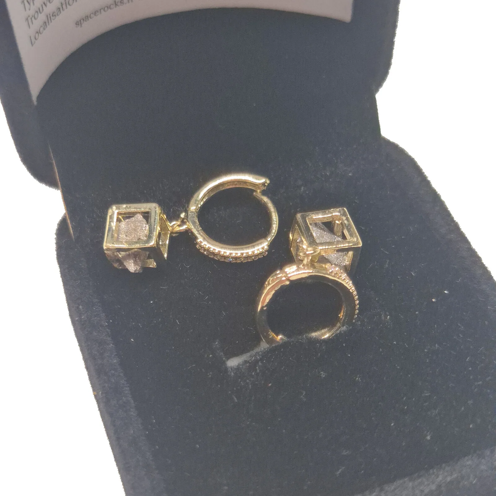 Créoles dorées à cubes – boucles d'oreilles météorite Aletai – vue 4