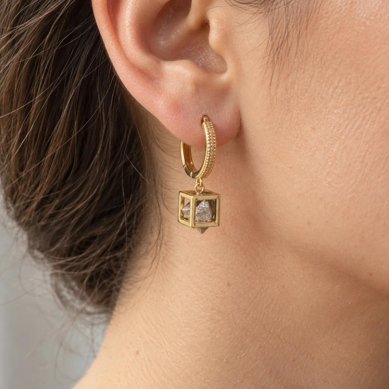 Créoles dorées à cubes – boucles d'oreilles météorite Aletai – porté (mise en situation)