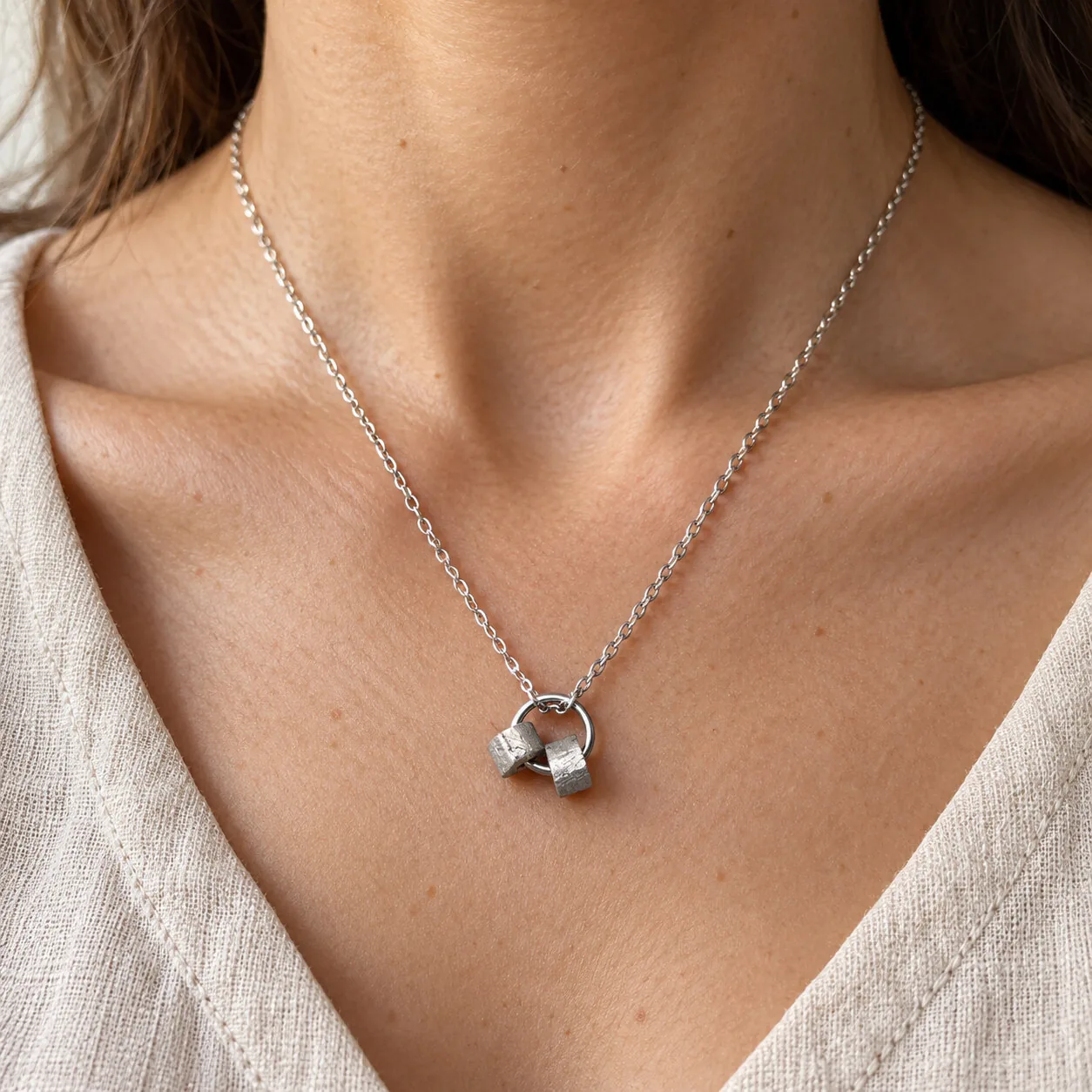 Collier anneau et deux cylindres – météorite Aletai – porté (mise en situation)