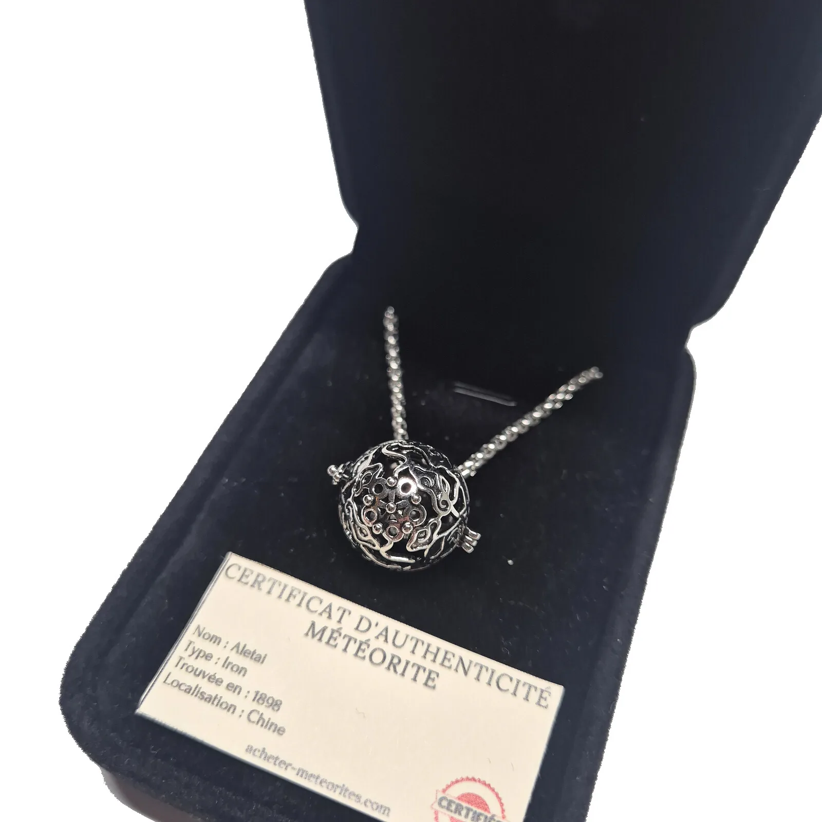 Collier boule ajourée argentée – météorite Aletai – vue 3