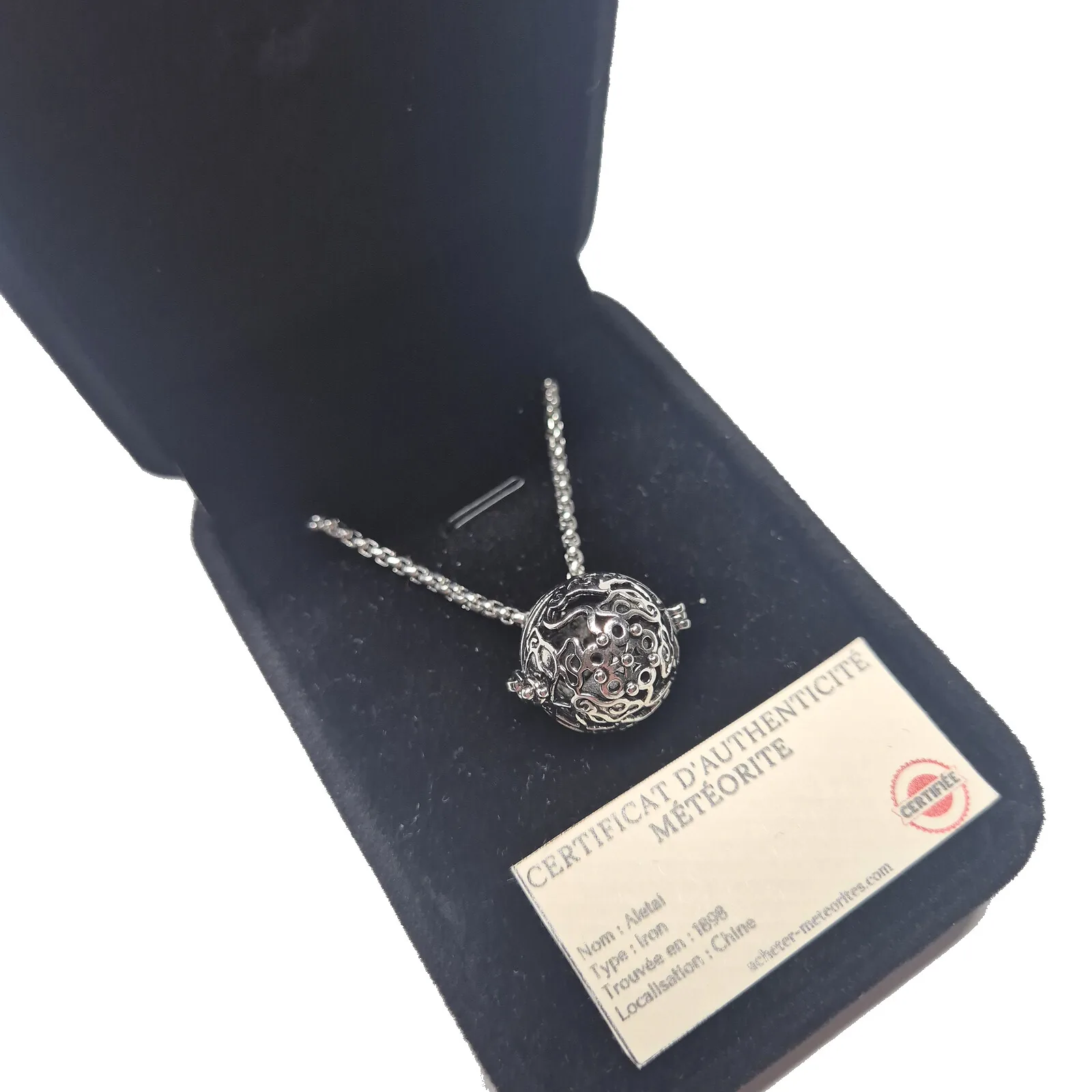Collier boule ajourée argentée – météorite Aletai – vue 4