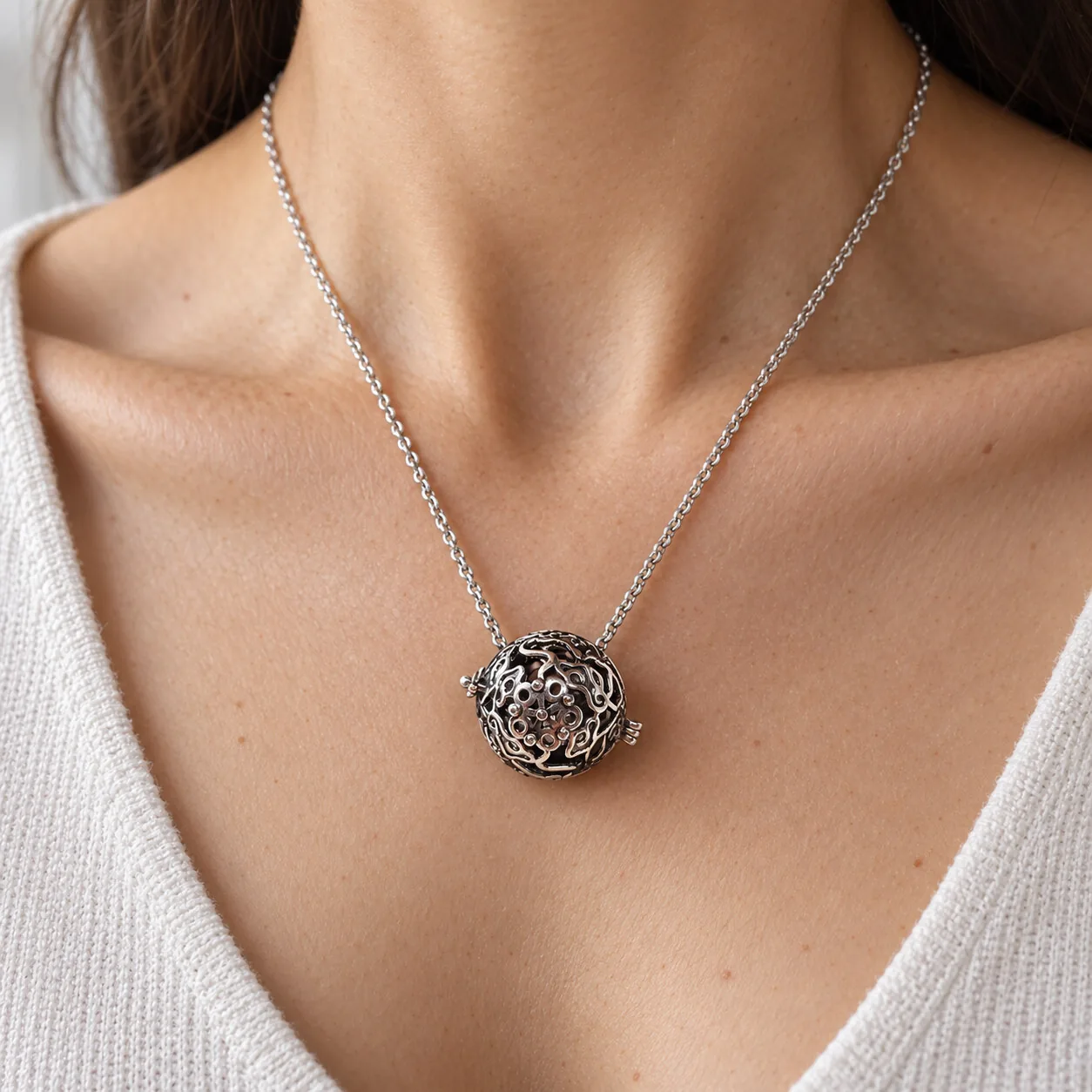 Collier boule ajourée argentée – météorite Aletai – porté (mise en situation)