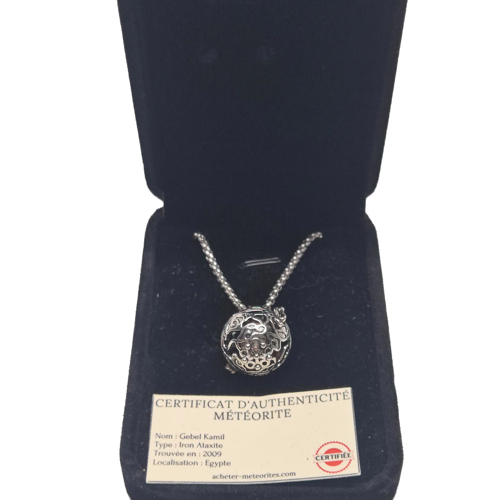 Collier boule ajourée argentée – météorite Gebel Kamil – vue 2