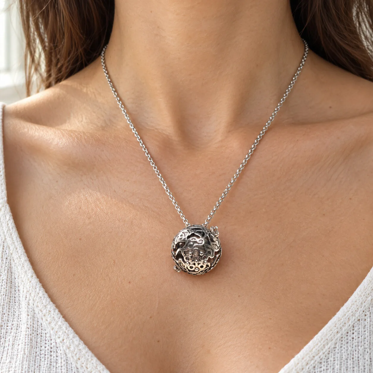 Collier boule ajourée argentée – météorite Gebel Kamil – porté (mise en situation)