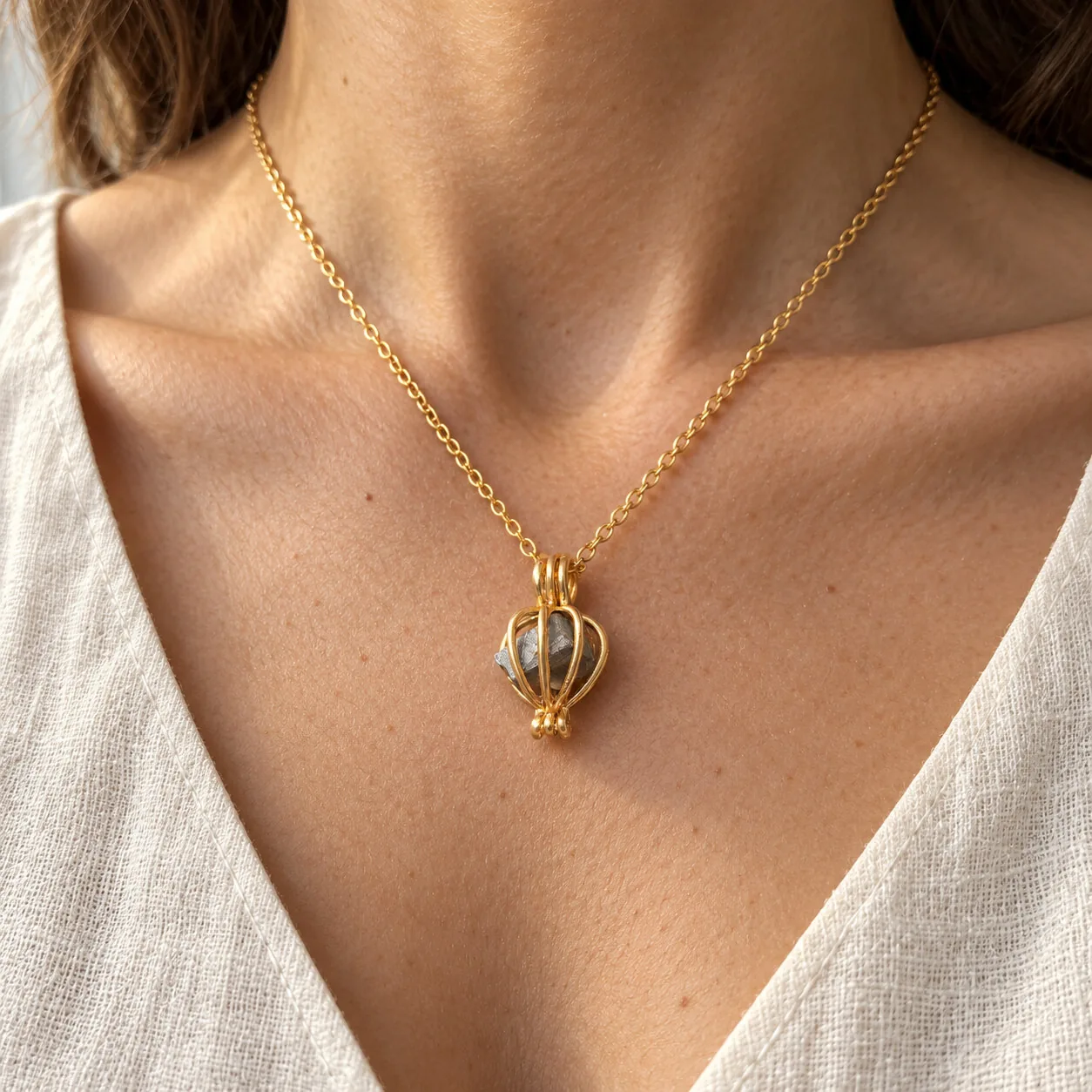 Collier cage lanterne dorée – météorite Aletai – porté (mise en situation)