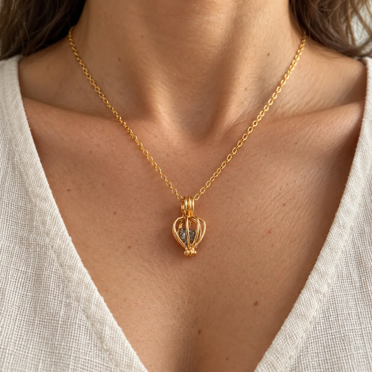 Collier cage lanterne dorée – Campo del Cielo – porté (mise en situation)