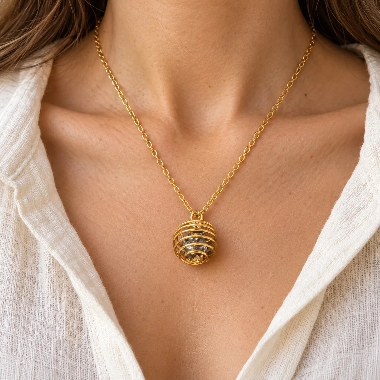 Collier cage spirale dorée – météorite Campo del Cielo – porté (mise en situation)