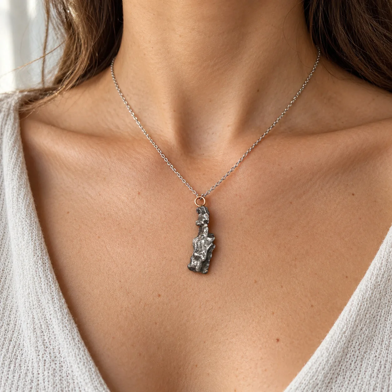 Collier Campo del Cielo brut – pendentif naturel, pièce n°3 – porté (mise en situation)