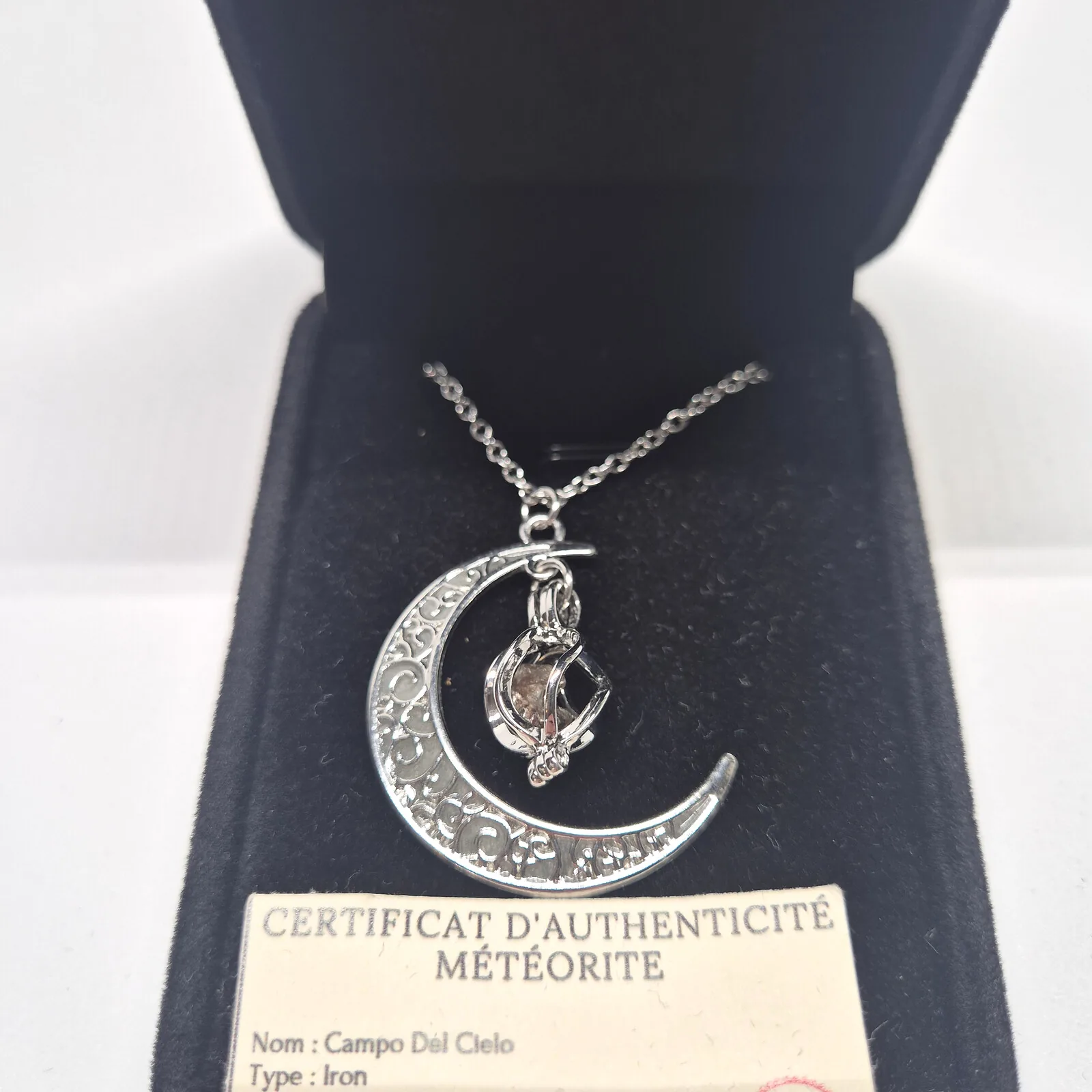 Collier croissant de lune phosphorescent – Campo del Cielo – vue 3