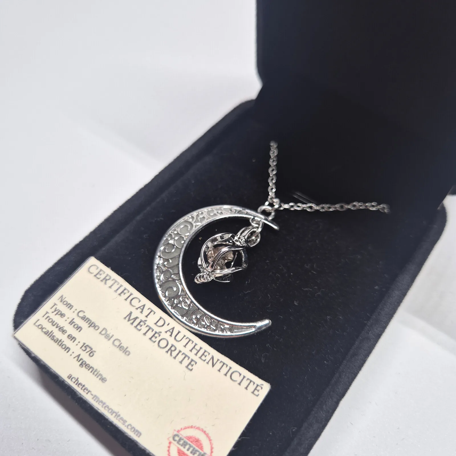 Collier croissant de lune phosphorescent – Campo del Cielo – vue 4