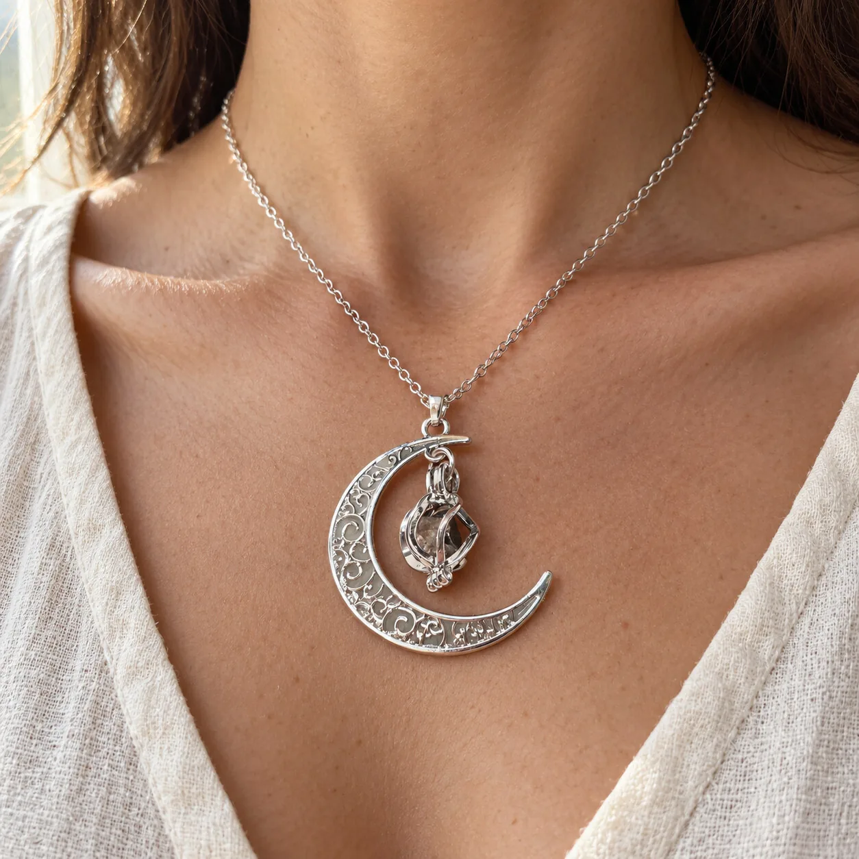 Collier croissant de lune phosphorescent – Campo del Cielo – porté (mise en situation)