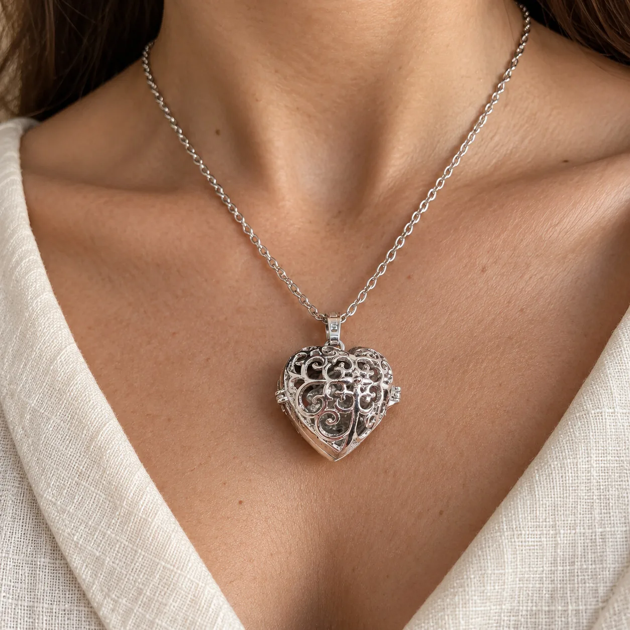 Collier cœur ajouré argenté – météorite Campo del Cielo – porté (mise en situation)