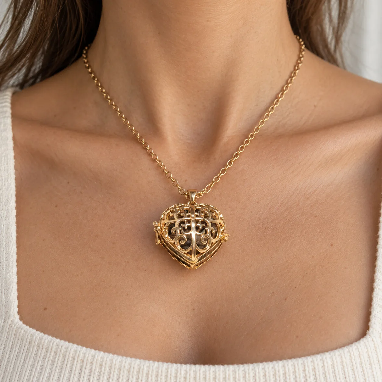 Collier cœur ajouré doré – météorite Gebel Kamil – porté (mise en situation)