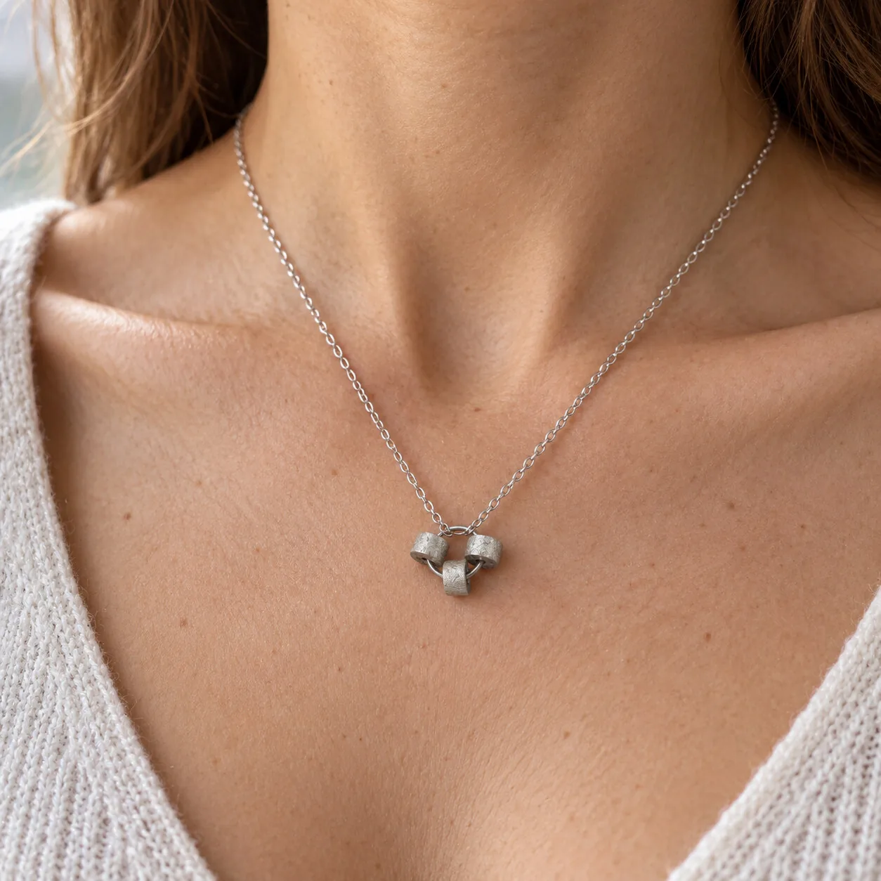 Collier trio de cylindres – météorite Aletai – porté (mise en situation)