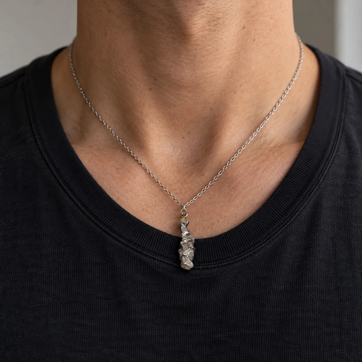Collier fragment brut Campo del Cielo – chaîne argentée, pièce n°1 – porté (mise en situation)