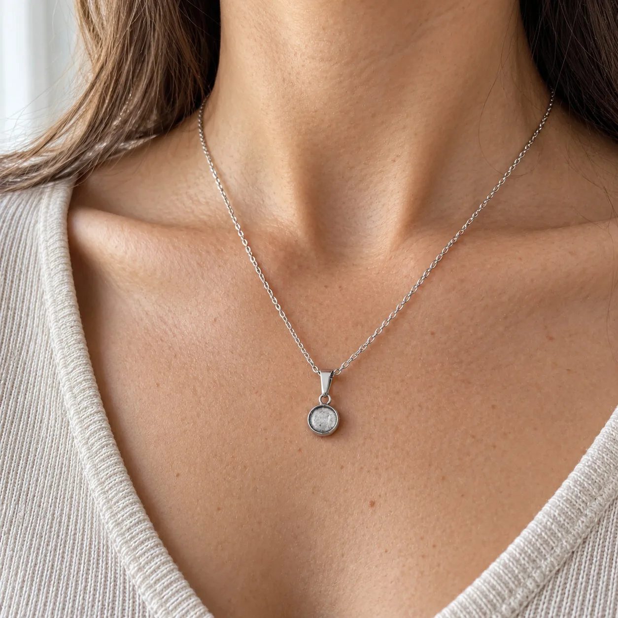 Collier médaillon rond argenté – météorite Aletai – porté (mise en situation)