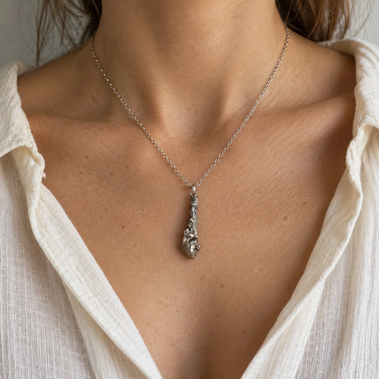 Collier météorite de fer brute Campo del Cielo – pièce n°2 – porté (mise en situation)