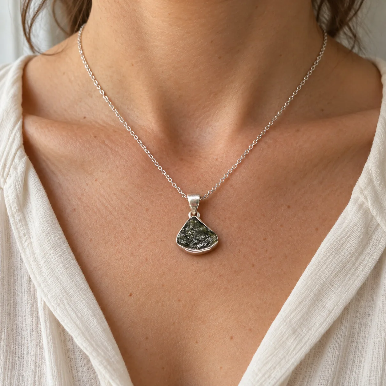 Collier moldavite argenté – pièce triangulaire n°3 – porté (mise en situation)