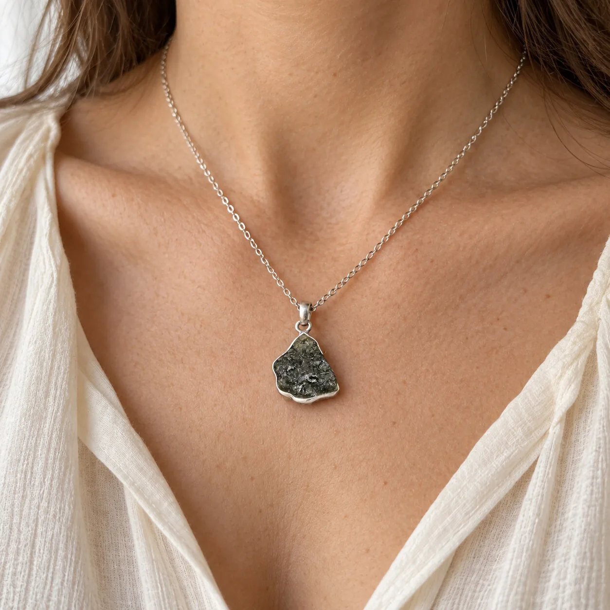 Collier moldavite brute – pendentif argenté n°1 – porté (mise en situation)
