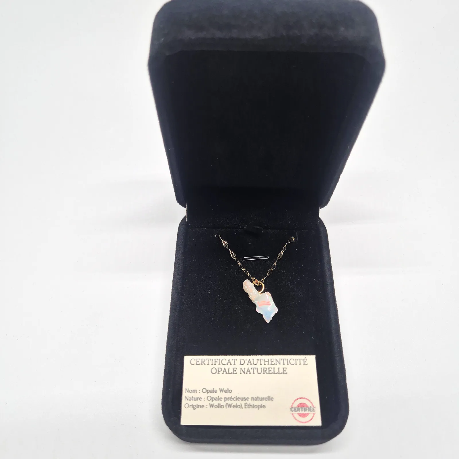 Collier opale Welo blanche à reflets bleus – chaîne dorée fantaisie – vue 3