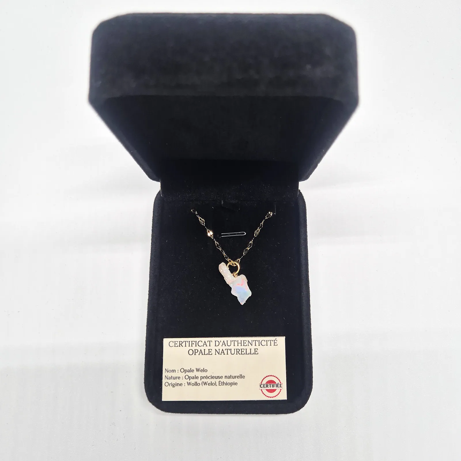 Collier opale Welo blanche à reflets bleus – chaîne dorée fantaisie – vue 2