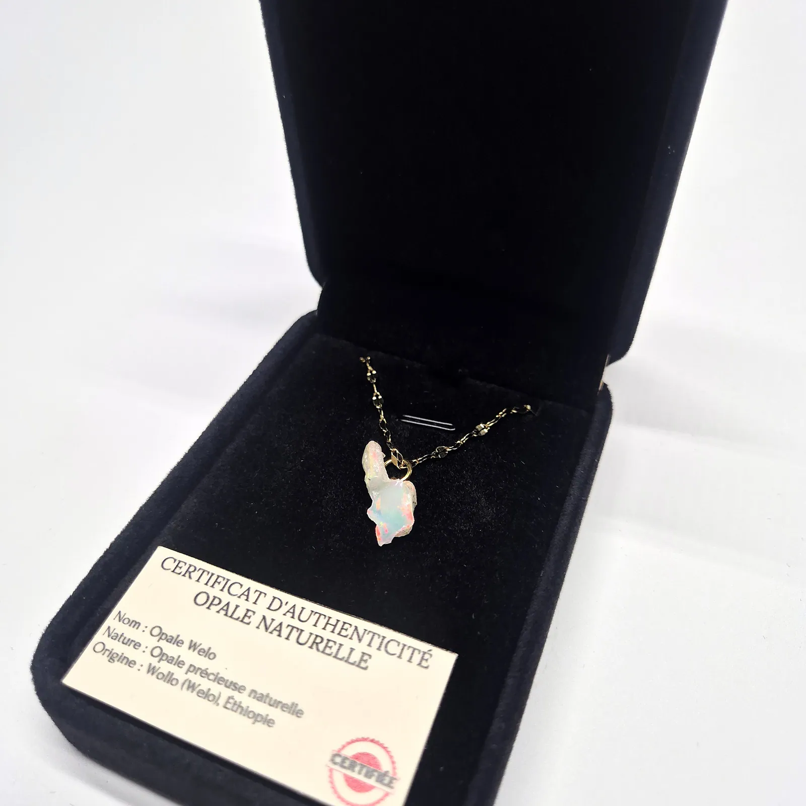 Collier opale Welo blanche à reflets bleus – chaîne dorée fantaisie – vue 4