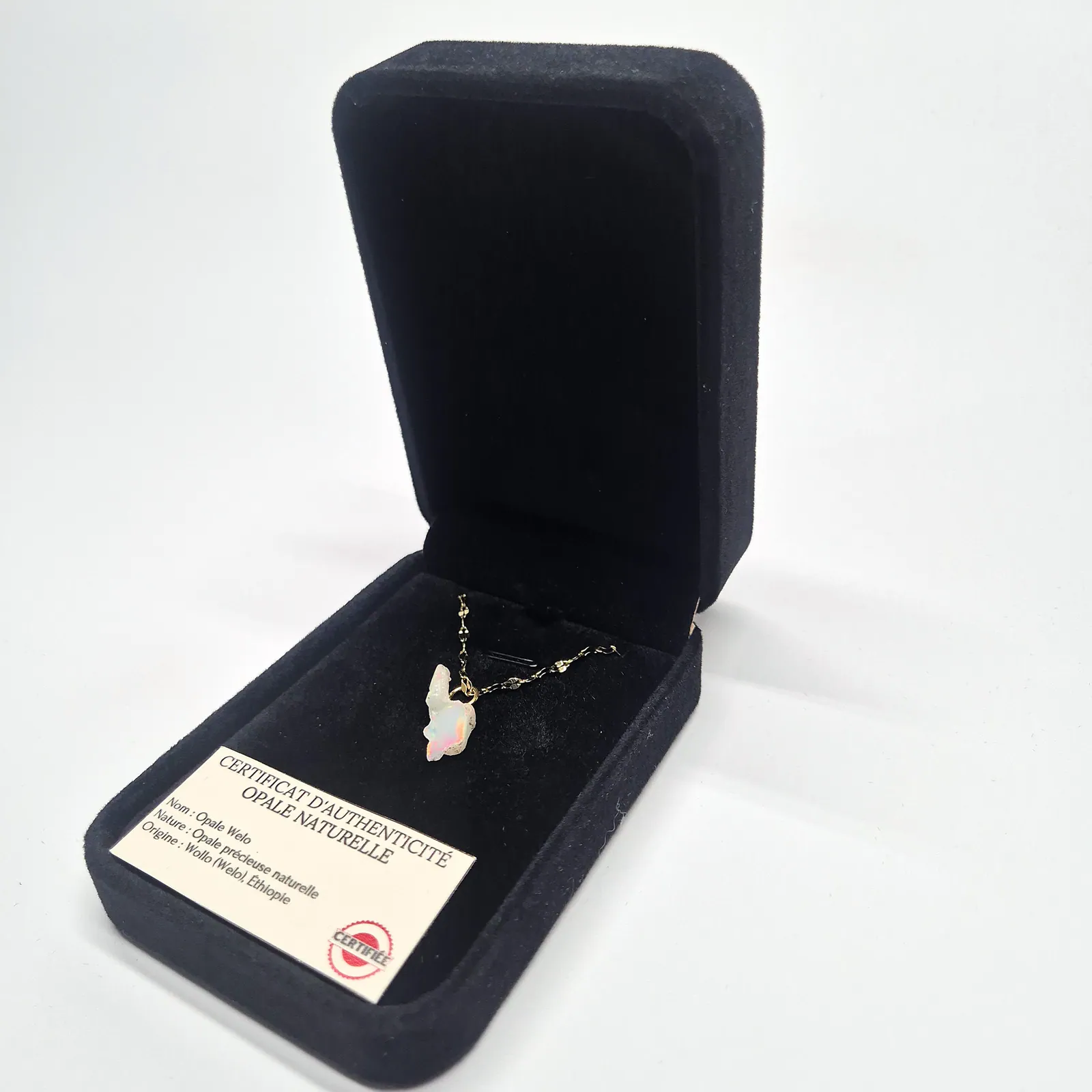 Collier opale Welo blanche à reflets bleus – chaîne dorée fantaisie – vue 5