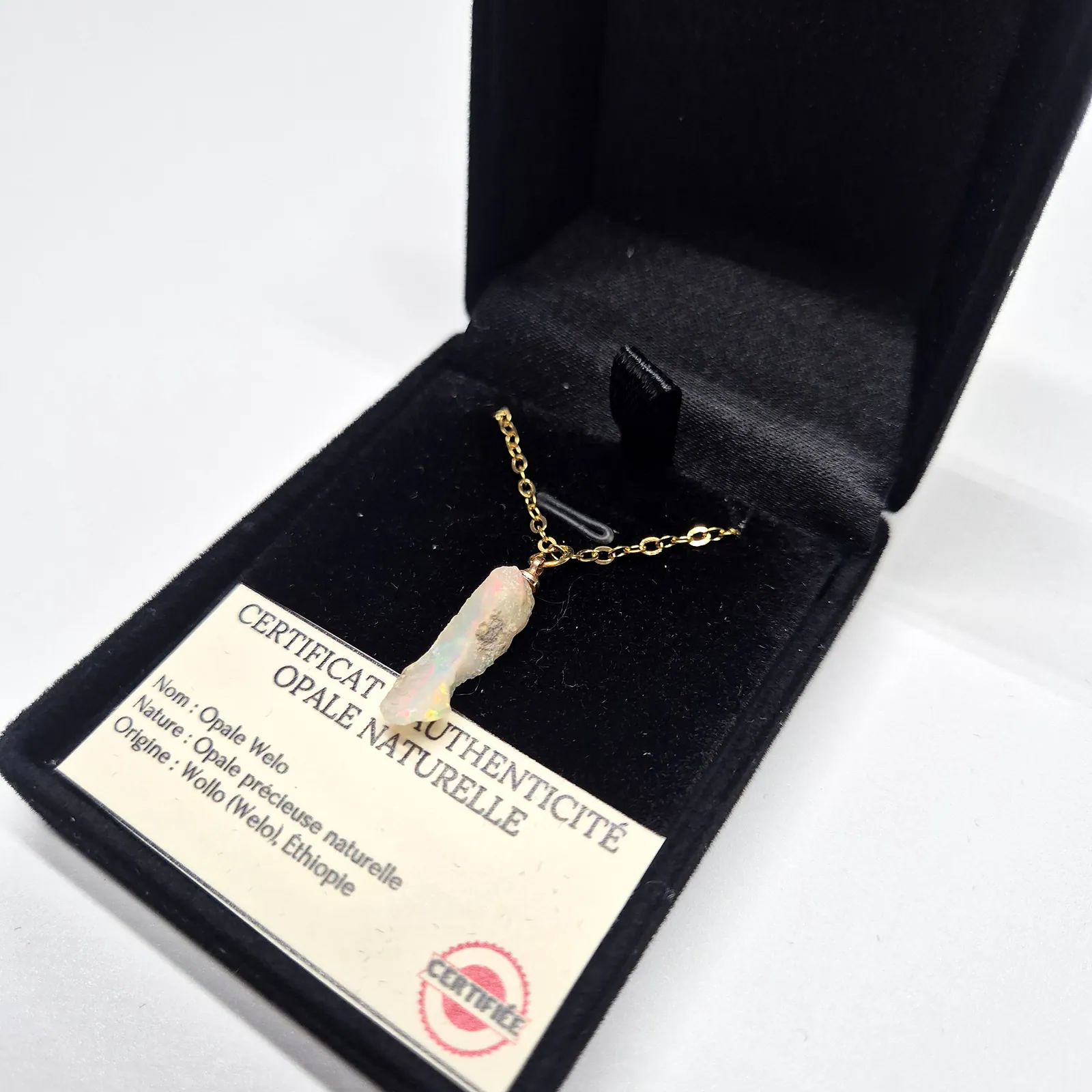 Collier opale Welo brute allongée – chaîne dorée – vue 4