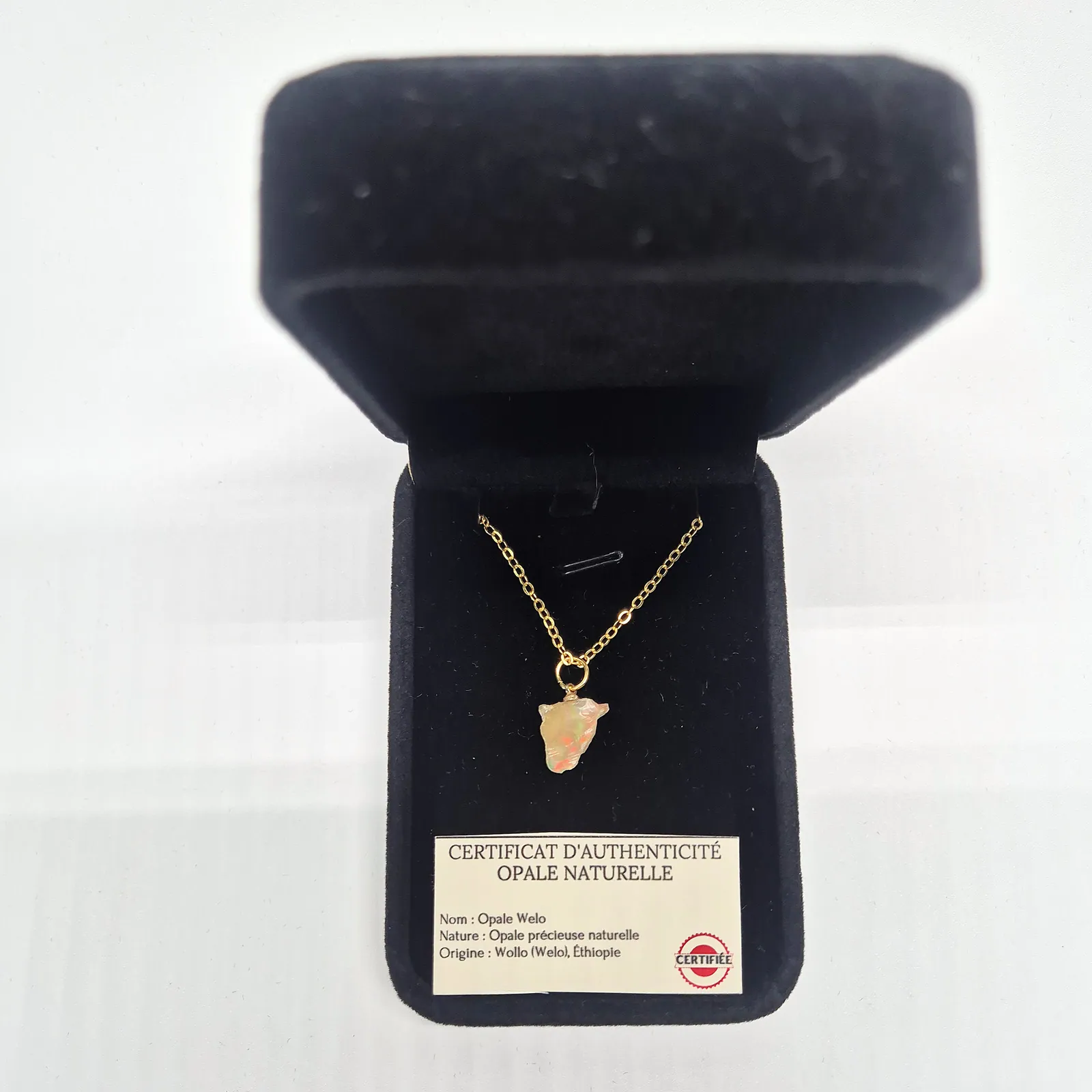 Collier opale Welo à feu orangé – chaîne dorée – vue 3